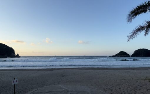遙南方の台風の余波波高い
