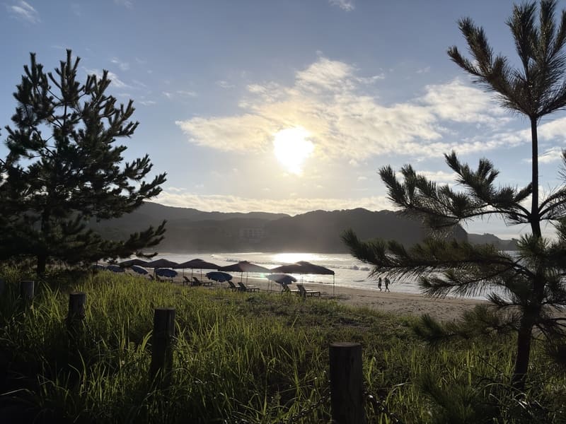 8月6日風もうねりも凪いできたbeachのテント復活