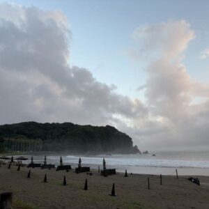 20260807Yumigahama Beach is shrouded in fog.東側も怪しい雲