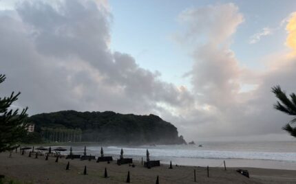 20260807Yumigahama Beach is shrouded in fog.東側も怪しい雲