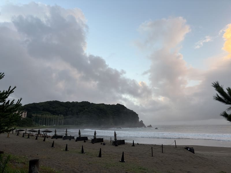 20260807Yumigahama Beach is shrouded in fog.東側も怪しい雲
