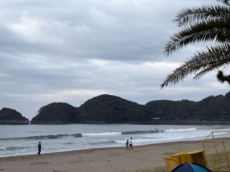 Yumigahama Beach under rainy skies2